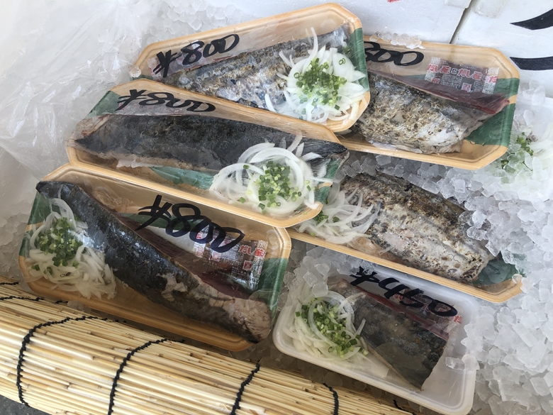 三津浜の魚屋「丸忠」を紹介！深浦産かつおで作るタタキが旨い鮮魚店